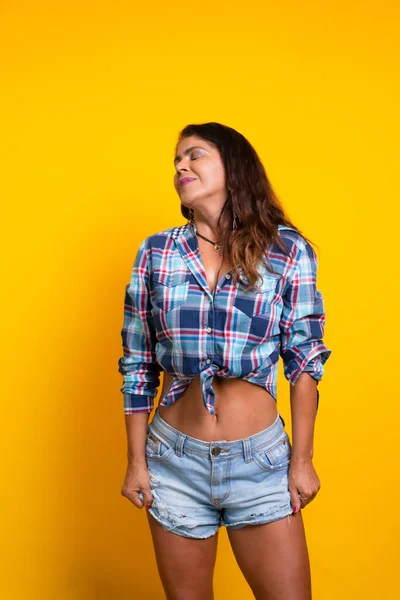 Mulher Morena Vestida Caráter Com Calças Camisa Xadrez Posando Para — Fotografia de Stock