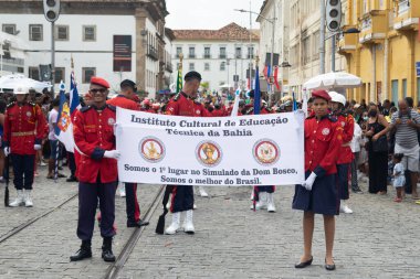 Salvador, Bahia, Brezilya - 2 Temmuz 2022: Salvador 'un tarihi merkezinde Bahia' nın bağımsızlığı anısına bir askeri okul öğrencileri görülüyor.