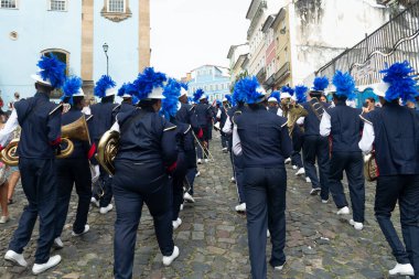 Salvador, Bahia, Brezilya - 2 Temmuz 2022: Devlet okulu öğrencileri Salvador 'da Bahia' nın bağımsızlığı anısına Pelourinho yamacına tırmanıyorlar..