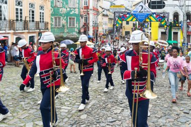 Salvador, Bahia, Brezilya - 2 Temmuz 2022: Devlet okulu öğrencileri Bahia bağımsızlık şenlikleri sırasında Pelourinho, Salvador 'da geçit töreni yaparken görüldü.