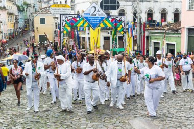 Salvador, Bahia, Brezilya - 2 Temmuz 2022: Bahia bağımsızlık geçidi sırasında Pelourinho, Salvador 'da bir grup capoeirista görüldü.