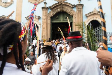 Salvador, Bahia, Brezilya - 2 Temmuz 2022: Capoeiristas Bahia, Pelourinho, Salvador 'daki bağımsızlık kutlamaları sırasında Berimbau' da konser verdi