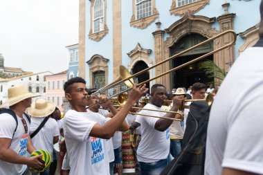 Salvador, Bahia, Brezilya - 2 Temmuz 2022: Salvador, Pelourinho 'da Bahia' nın bağımsızlığının resmi geçit töreni sırasında enstrümantal müzisyenler görülüyor.