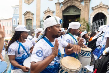 Salvador, Bahia, Brezilya - 2 Temmuz 2022: Afro grubu Filhos de Gandhy, Bahia 'nın bağımsızlığı için düzenlenen tören sırasında Salvador, Pelourinho' da görüldü..