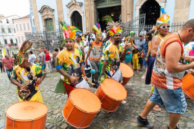 Salvador, Bahia, Brezilya - 2 Temmuz 2022: Salvador, Pelourinho 'da Bahia' nın bağımsızlığının resmi geçit töreninde kültür grubu görülüyor.