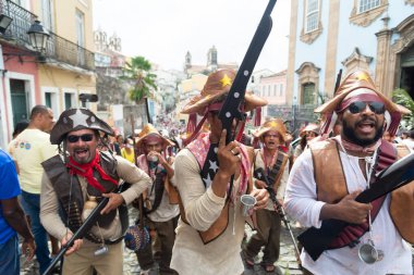 Salvador, Bahia, Brezilya - 2 Temmuz 2022: Cangaco 'yu temsil eden kültür grubu Salvador' daki Pelourinho 'da Bahia' nın bağımsızlık töreninde görüldü..