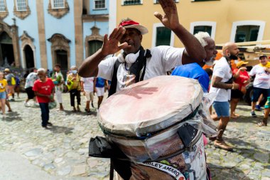 Salvador, Bahia, Brezilya - 2 Temmuz 2022: Kültür grubu, Salvador 'daki Pelourinho' da Bahia 'nın bağımsızlığının resmi geçit töreninde perküsyon yapıyor.