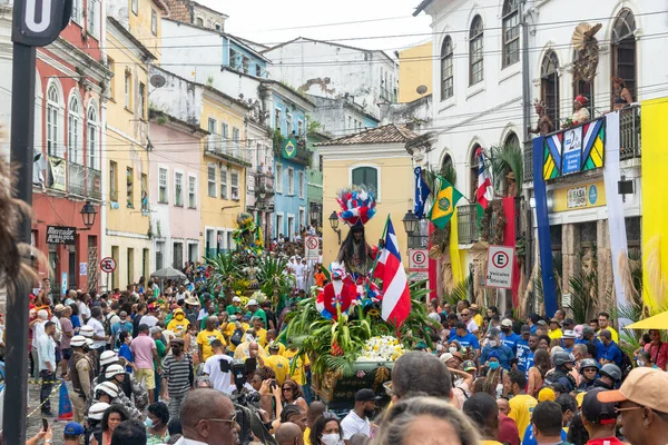 Salvador, Bahia, Brezilya - 2 Temmuz 2022: Salvador 'daki Pelourinho' da düzenlenen Bahia bağımsızlığı kutlamalarına insanlar katılıyor.