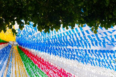 Dekorasyon renkli bayraklar. Mavi gökyüzüne karşı.