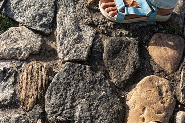 Textur Von Steinen Auf Dem Boden Ein Menschlicher Fuß Betritt — Stockfoto