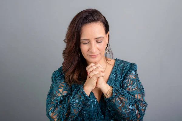 Estúdio Retrato Bela Mulher Madura Com Mãos Oração Pessoa Concentrada — Fotografia de Stock