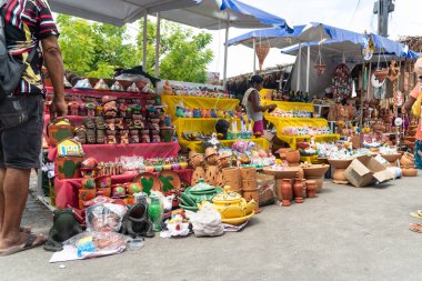 Nazare das Farinhas, Bahia, Brezilya - 08 Nisan 2023: Nazare das Farinhas, Bahia 'daki Caxixis fuarı sırasında Maragogipinho' daki birçok tezgah sergisi.