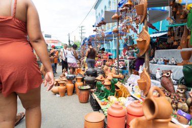 Nazare das Farinhas, Bahia, Brezilya - 08 Nisan 2023: Caddeler Nazare das Farinhas, Bahia 'daki Caxixis fuarı sırasında seramik parçaları ortaya çıkaran tezgahlarla dolu.