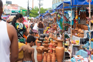 Nazare das Farinhas, Bahia, Brezilya - 08 Nisan 2023: Nazare das Farinhas, Bahia sokaklarındaki geleneksel Caxixis fuarında seramik ürünlerle tezgahlar sergileniyor.