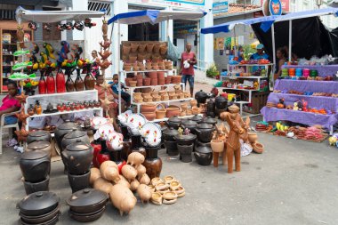 Nazare das Farinhas, Bahia, Brezilya - 08 Nisan 2023: Nazare das Farinhas, Bahia sokaklarındaki geleneksel Caxixis fuarında seramik ürünlerle tezgahlar sergileniyor.