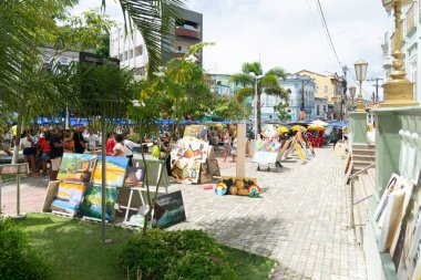 Nazare das Farinhas, Bahia, Brezilya - 08 Nisan 2023: Nazare das Farinhas, Bahia sokaklarındaki geleneksel Caxixis fuarında seramik ürünlerle tezgahlar sergileniyor.