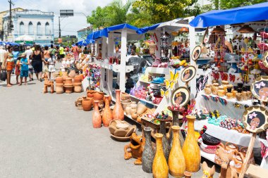 Nazare das Farinhas, Bahia, Brezilya - 08 Nisan 2023: Geleneksel Caxixis fuarı seramik sanatını Nazare das Farinhas, Bahia sokaklarında kamuoyuna ifşa etti.