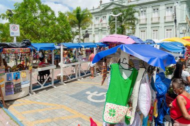 Nazare das Farinhas, Bahia, Brezilya - 08 Nisan 2023: Geleneksel Caxixis fuarı seramik sanatını Nazare das Farinhas, Bahia sokaklarında kamuoyuna ifşa etti.