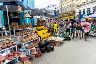 Nazare das Farinhas, Bahia, Brezilya - 08 Nisan 2023: Seramik parçalar Nazare das Farinhas, Bahia 'daki geleneksel Caxixis fuarında sergileniyor.