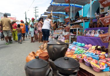 Nazare das Farinhas, Bahia, Brezilya - 08 Nisan 2023: Seramik parçalar Nazare das Farinhas, Bahia 'daki geleneksel Caxixis fuarında sergileniyor.