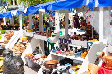 Nazare das Farinhas, Bahia, Brezilya - 08 Nisan 2023: Seramik parçalar Nazare das Farinhas, Bahia 'daki geleneksel Caxixis fuarında sergileniyor.