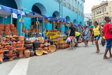 Nazare das Farinhas, Bahia, Brezilya - 08 Nisan 2023: Caxixis fuarı sırasında Nazare das Farinhas, Bahia 'da sergilenen sergilere bakan insanlar görülüyor.
