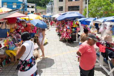 Nazare das Farinhas, Bahia, Brezilya - 08 Nisan 2023: İnsanlar Nazare das Farinhas, Bahia 'daki Caxixis fuarında seramik parçalar alırken görüldü..