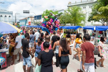 Nazare das Farinhas, Bahia, Brezilya - 08 Nisan 2023: Caxixis fuarındaki insanlar seramik parçalar satın alıyorlar. Nazare das Farias şehri, Bahia.