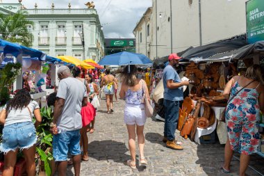 Nazare das Farinhas, Bahia, Brezilya - 08 Nisan 2023: Caxixis fuarındaki insanlar seramik parçalar satın alıyorlar. Nazare das Farias şehri, Bahia.