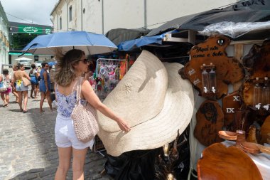 Nazare das Farinhas, Bahia, Brezilya - 08 Nisan 2023: Caxixis fuarındaki insanlar seramik parçalar satın alıyorlar. Nazare das Farias şehri, Bahia.