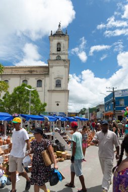 Nazare, Bahia, Brezilya - 08 Nisan 2023: İnsanlar Nazare das Farinas, Bahia kentindeki geleneksel Caxixis fuarında parçalar satın alırken görülüyor.