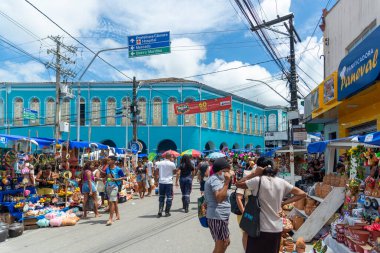 Nazare, Bahia, Brezilya - 08 Nisan 2023: Nazare, Bahia 'daki geleneksel Caxixis fuarında insanlar parçaları ziyaret edip satın alıyorlar.