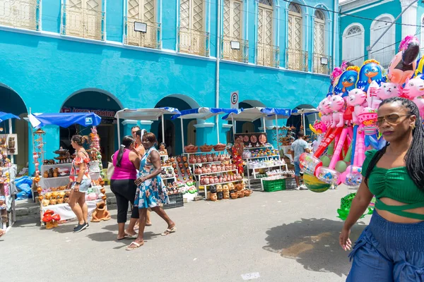 巴西巴伊亚州纳扎雷市2023年4月8日 人们在巴伊亚州纳扎尔市传统的卡西克斯市集市上购买艺术品 — 图库照片