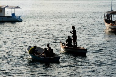 Salvador, Bahia, Brezilya - 14 Ocak 2022: İnsanlar, siluet içinde, Salvador, Bahia 'daki modern sanat müzesinin sahillerindeki teknelerde eğleniyorlar..