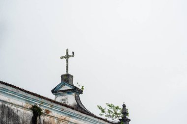 Katolik kilisesinin tepesinde bir akbaba. Valenca şehri, Bahia.
