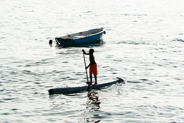 萨尔瓦多 巴西巴伊亚州巴伊亚州 2022年1月14日 萨尔瓦多现代艺术博物馆海滩上一个冲浪板上的年轻人的肖像 巴伊亚州巴伊亚州 — 图库照片