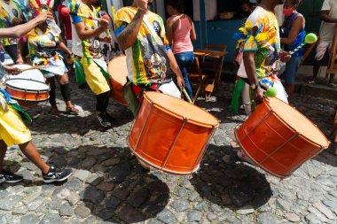 Salvador, Bahia, Brezilya - 2 Temmuz 2022: Bahia 'nın bağımsızlığı anısına Pelourinho, Salvador' da perküsyon grubu.