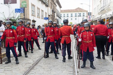 Salvador, Bahia, Brezilya - 2 Temmuz 2022: Salvador 'un tarihi merkezinde Bahia' nın bağımsızlığı anısına düzenlenen askeri okul geçit töreni sırasında öğrenciler.