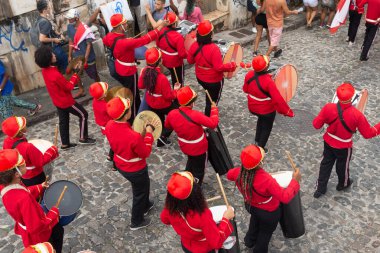 Salvador, Bahia, Brezilya - 2 Temmuz 2022: Okul müzik grubu Salvador 'daki Pelourinho' da düzenlenen Bahia Bağımsızlık Günü geçit töreninde görüldü.