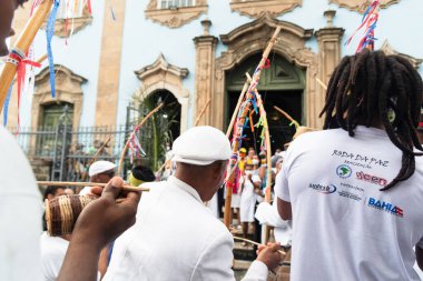 Salvador, Bahia, Brezilya - 2 Temmuz 2022: Capoeiristas Bahia, Pelourinho, Salvador 'daki bağımsızlık kutlamaları sırasında Berimbau' da konser verdi