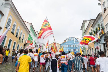 Salvador, Bahia, Brezilya - 2 Temmuz 2022: Bahia bağımsızlık yürüyüşü sırasında Pelourinho, Salvador 'da sendika işçileri protesto gösterisi