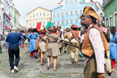 Salvador, Bahia, Brezilya - 2 Temmuz 2022: Cangaco 'yu temsil eden kültür grubu Salvador' daki Pelourinho 'da Bahia' nın bağımsızlık töreninde görüldü..