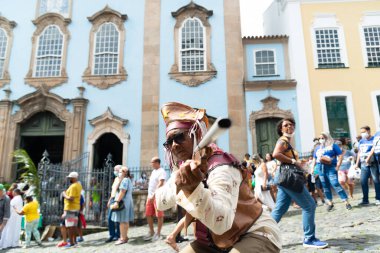 Salvador, Bahia, Brezilya - 2 Temmuz 2022: Cangaco 'yu temsil eden kültür grubu Salvador' daki Pelourinho 'da Bahia' nın bağımsızlık töreninde görüldü..