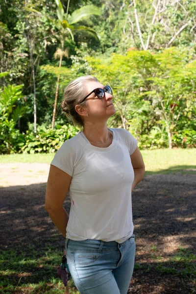Mooie Vrouw Een Zonnebril Witte Kleren Het Bos Milieu Tegen — Stockfoto