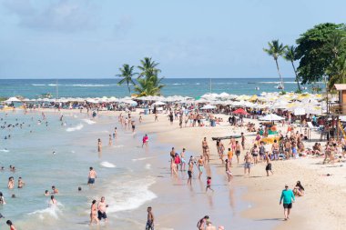 Cairu, Bahia, Brezilya - 19 Ocak 2023: Brezilya 'nın Cairu kentindeki Morro de Sao Paulo plajında insanlar.