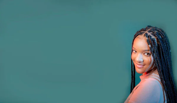 Студийный Портрет Красивой Молодой Женщины Косичками Волосах Смотрящей Камеру Изолированный — стоковое фото