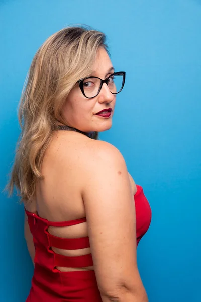 Porträtt Söt Blond Kvinna Med Glasögon Röda Kläder Positiv Person — Stockfoto