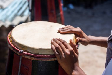 Brezilya atabağında hareketsiz duran bir müzisyenin elleri. Acupe, Santo Amaro, Bahia.