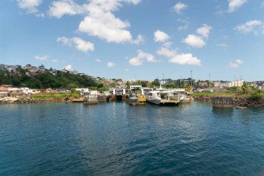 Salvador, Bahia, Brezilya - 11 Eylül 2022: Salvador, Bahia 'daki Bom Despacho deniz terminalinden deniz manzarası.
