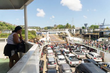 Salvador, Bahia, Brezilya - 11 Eylül 2022: Yolcular Salvador, Bahia 'daki Bom Despacho limanında feribottan iniyorlar.